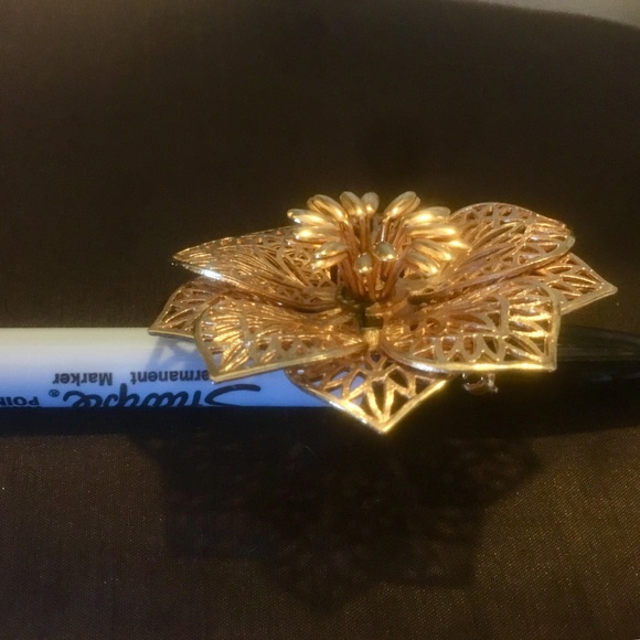 Cutout Gold Flower Daisy Brooch Pin- costume - Picture 4 of 6